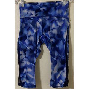 Lululemon Women's Size 8 Mesh Leg Blue White Geometric Short Leggings 28 x 16